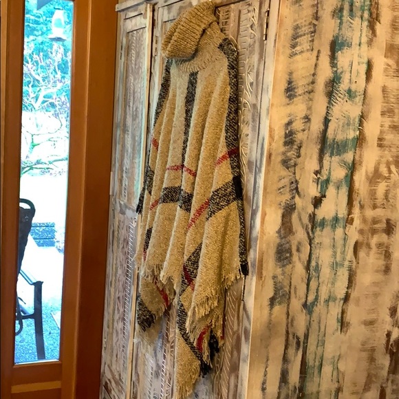 WD.NY Fringe Poncho - Picture 7 of 12